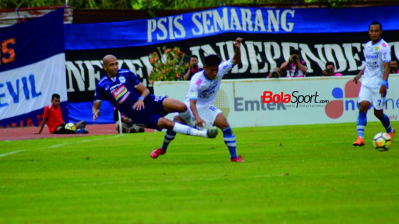 psis-semarang-bruno-silva-vs-persib-bandung-henhen-herdiana.jpg