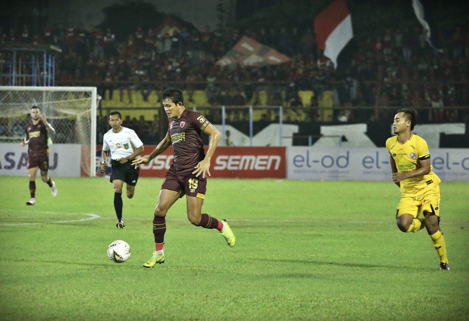 psm-makassar-vs-semen-padang-di-laga-liga-1_20190521_113215.jpg