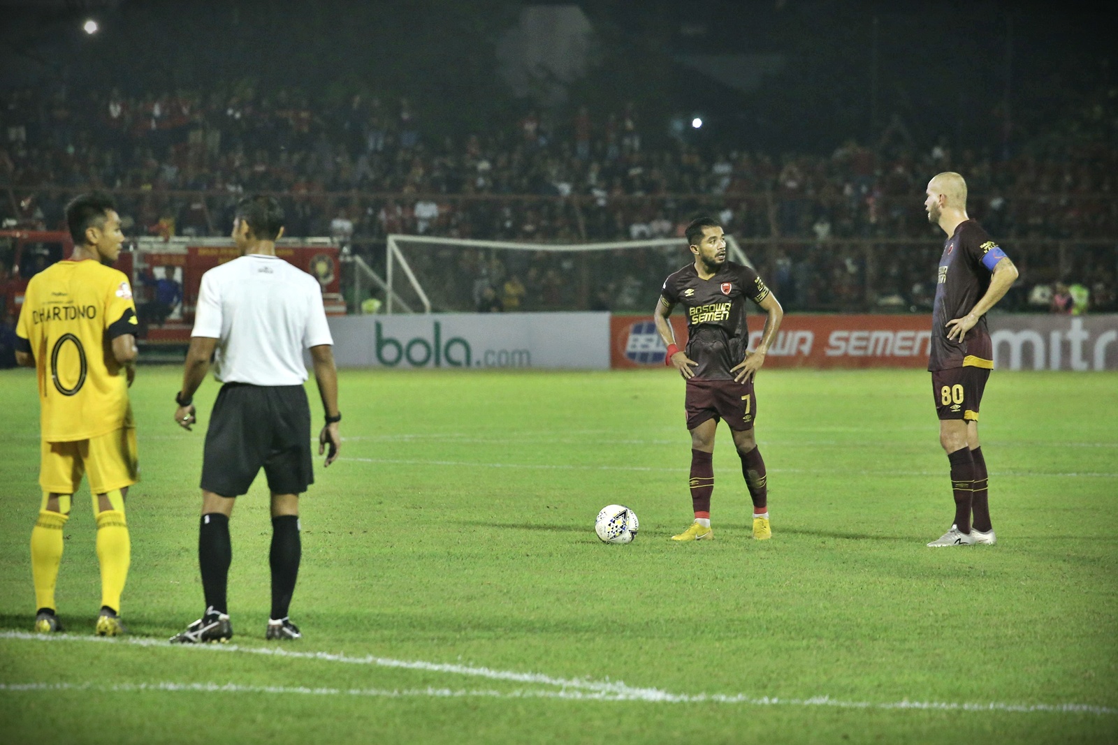 psm-makassar-vs-semen-padang-di-laga-liga-1_20190521_114959.jpg