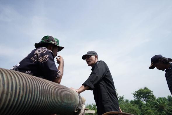 psp-kementan-ali-jamil-saat-meninjau-langsung-lokasi-pertanian.jpg