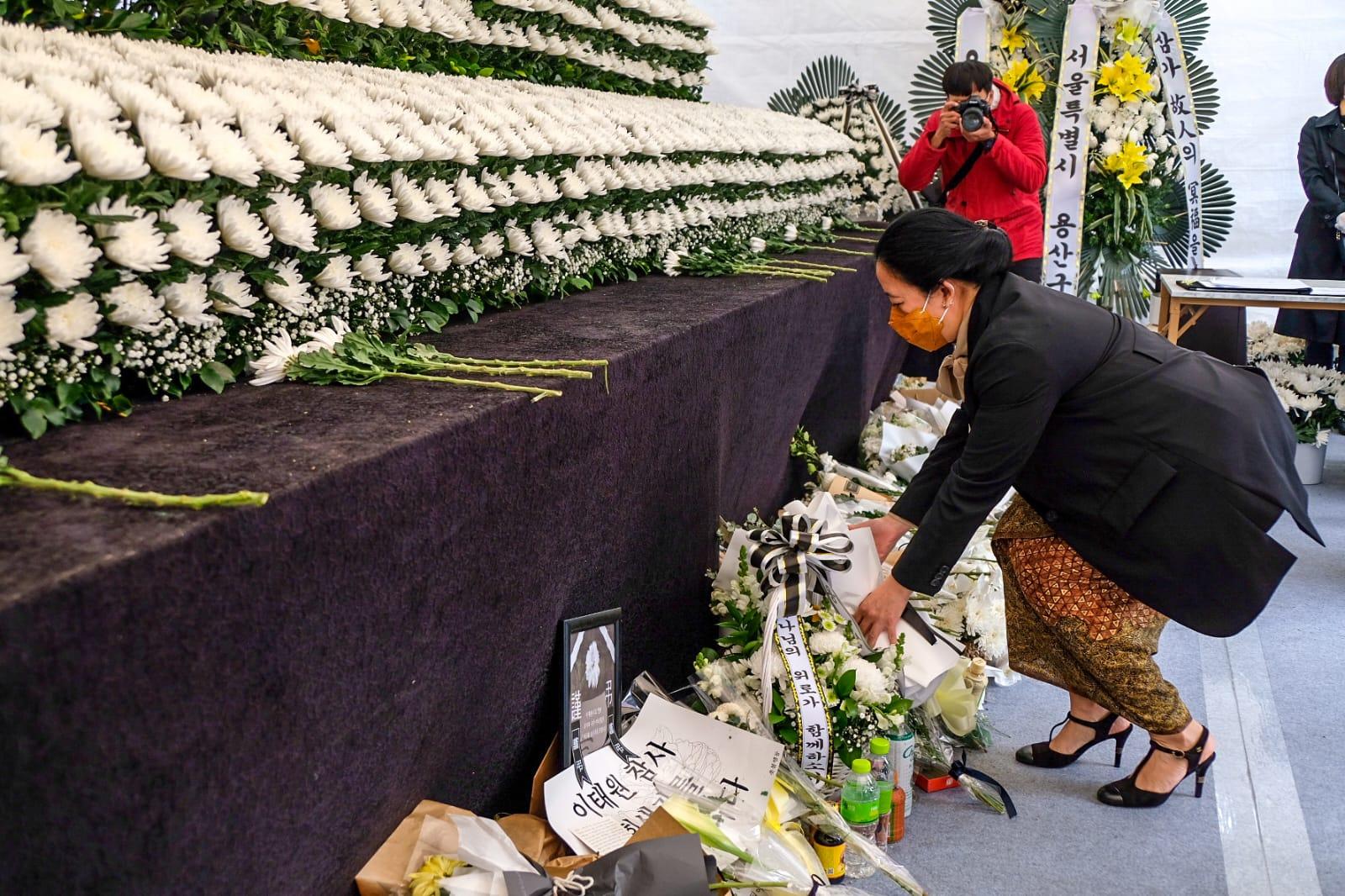 Puan Maharani saat memberi penghormatan untuk para korban dengan memanjatkan doa dan meletakkan karangan bunga.