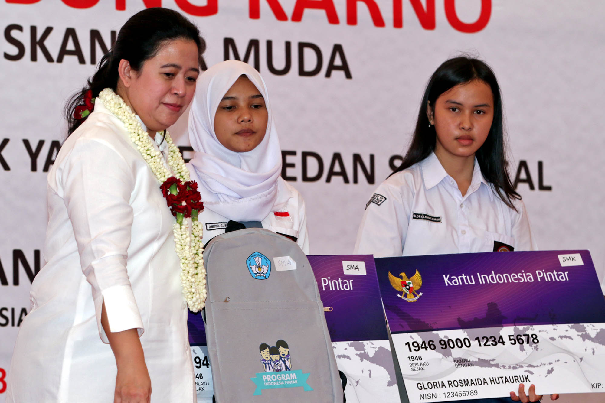 puan-maharani-bagikan-kip-dan-atm-siswa-di-medan_20180128_110146.jpg