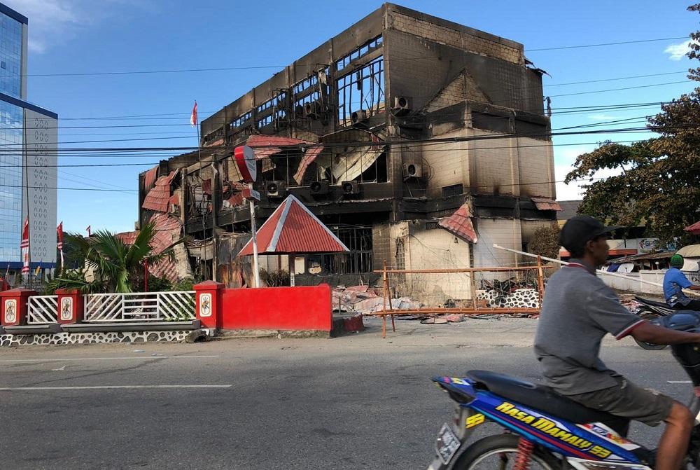puing-bangunan-terbakar-di-jayapura.jpg