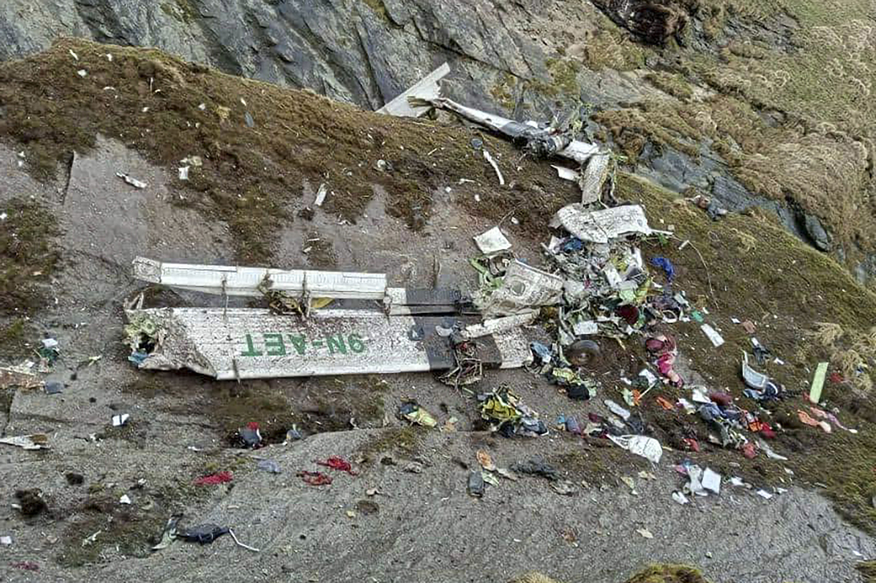 puing-pesawat-jatuh-di-nepal-ditemukan_20220531_072239.jpg