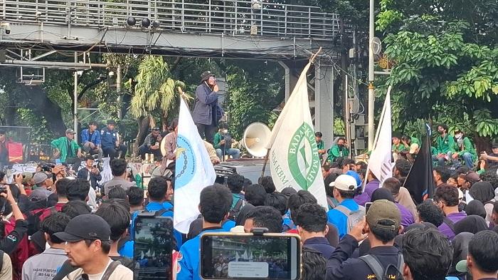 puisi-wiji-pada-aksi-demo.jpg