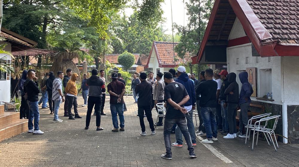 puluhan-aparat-tni-polri-mendatangi-lokasi.jpg