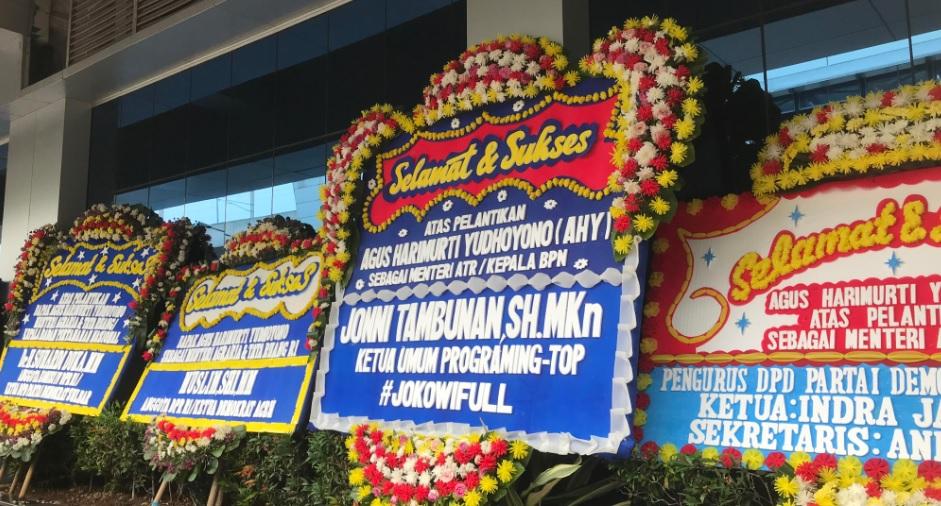puluhan-karangan-bunga-berjejer-di-g.jpg