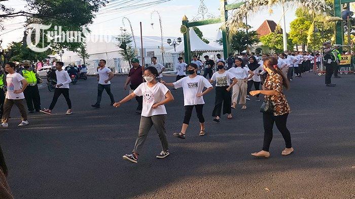 puluhan-prajurit-mangkunegara-tengah-melakukan-gladi-resik-menyambut-rombongan-kirab.jpg