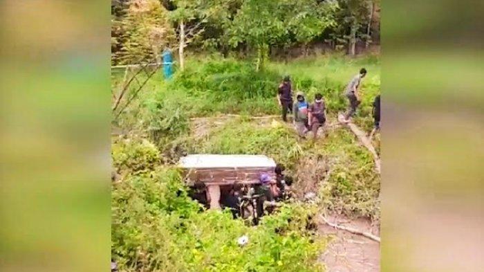 puluhan-warga-di-buntu-datu-tana-toraja-tidak-menggunakan-apd-mem.jpg
