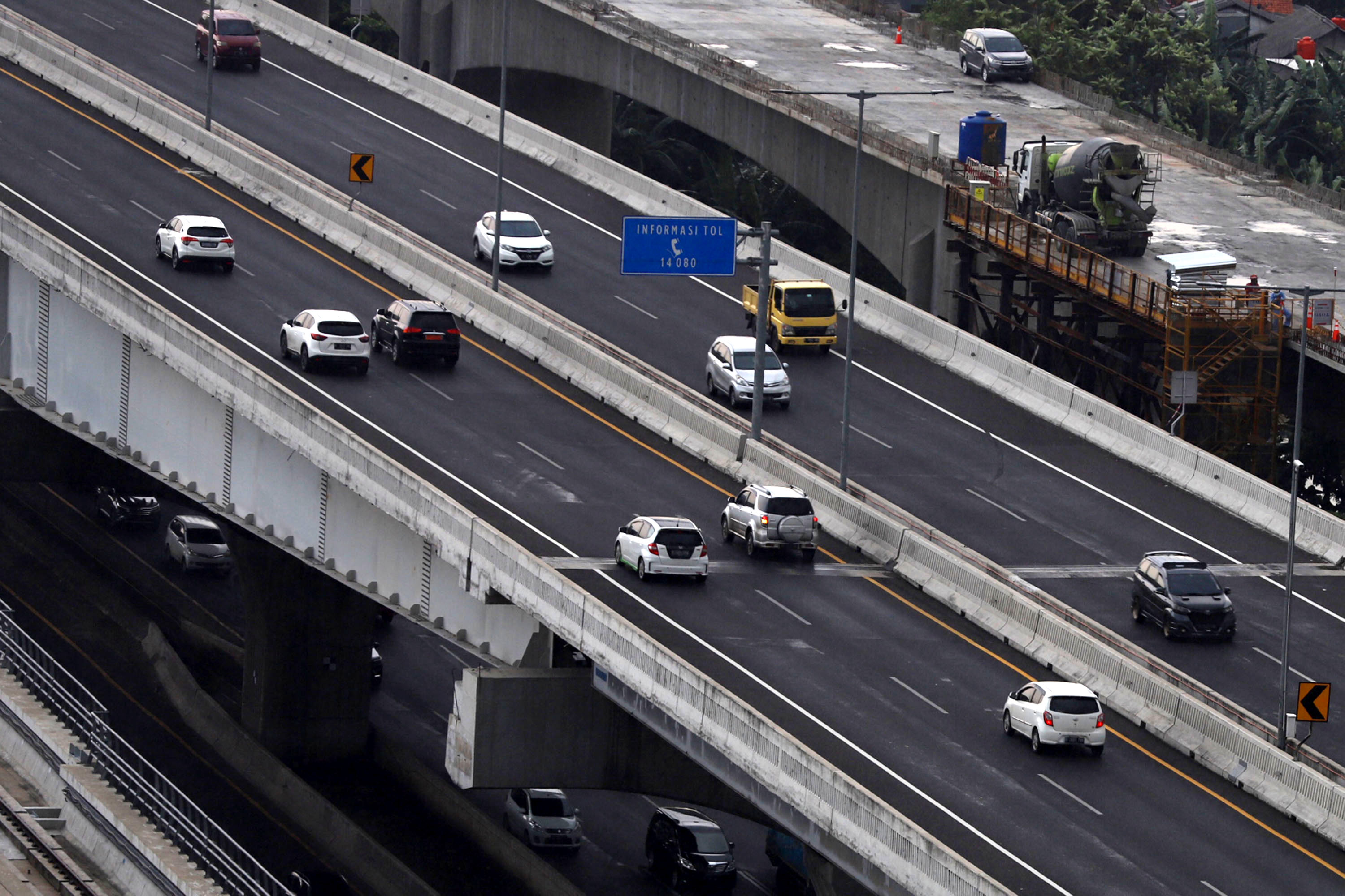 puncak-libur-nataru-volume-kendaraan-tol-layang-mbz-meningkat_20211224_191919.jpg