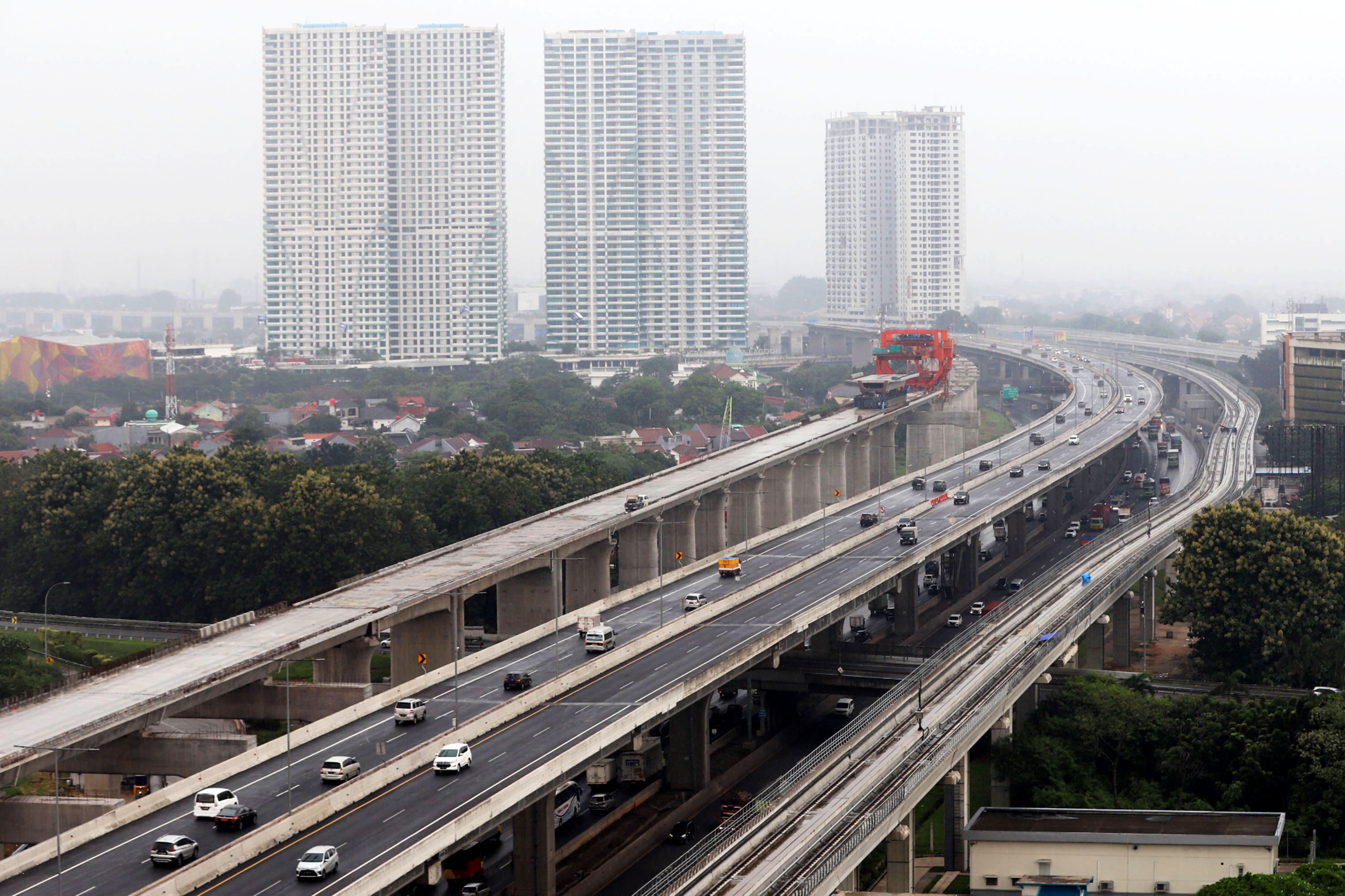 puncak-libur-nataru-volume-kendaraan-tol-layang-mbz-meningkat_20211224_192133.jpg