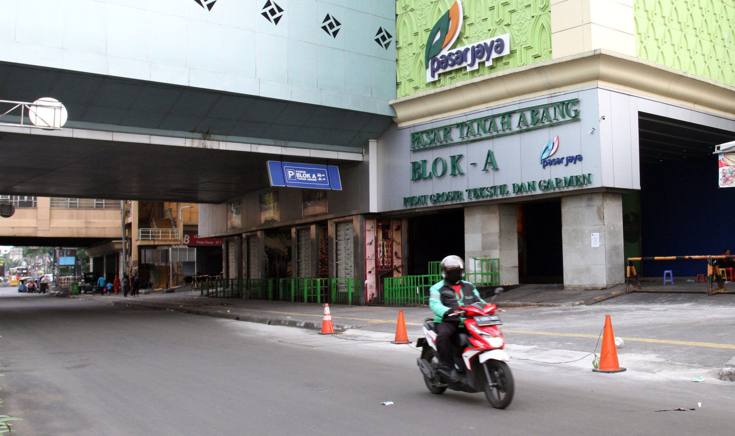 pusat-grosir-pasar-tanah-abang-masih-tutup_20190610_051842.jpg