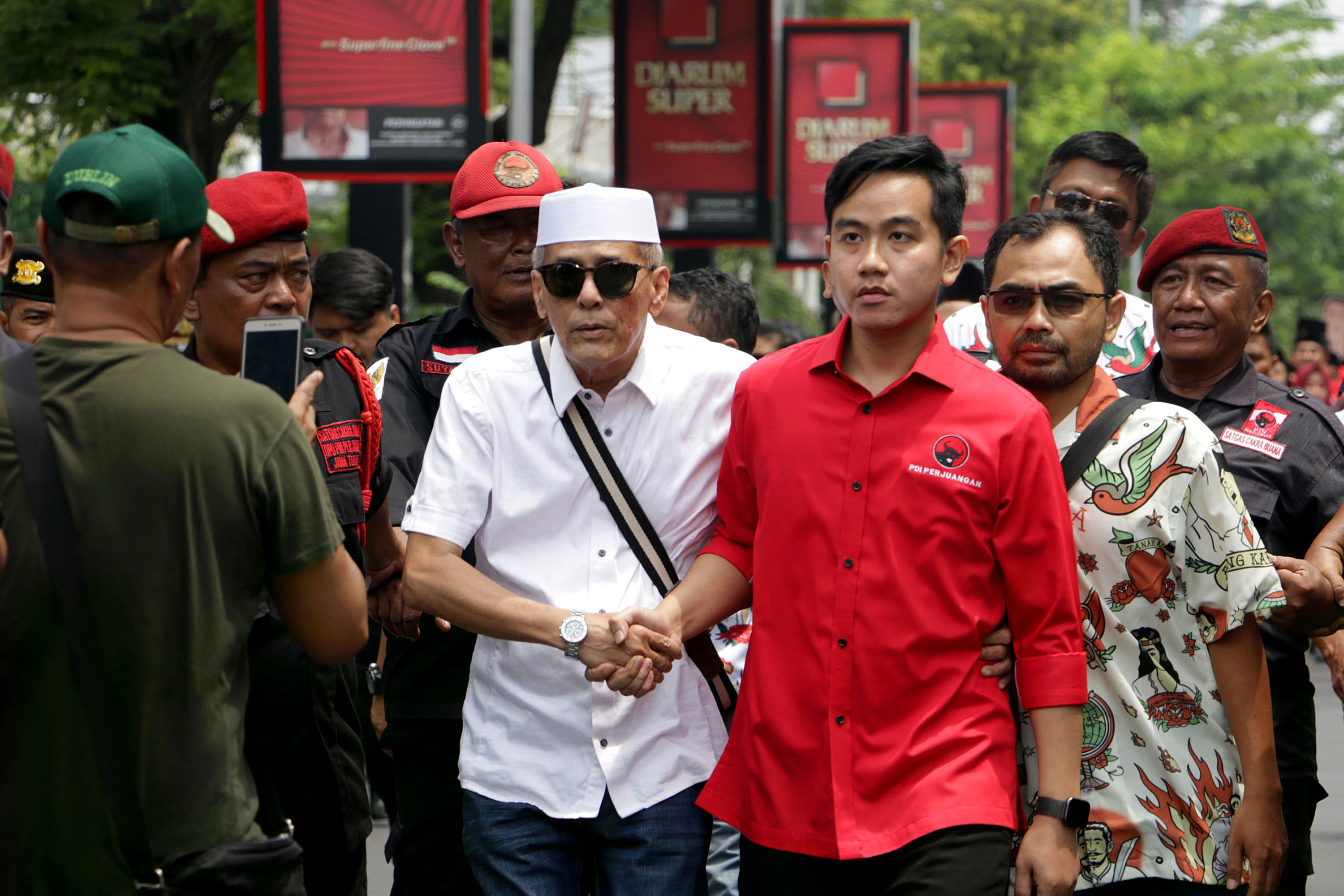 putra-presiden-jokowi-gibran-rakabuming-raka-serahkan-formulir_20191212_182649.jpg