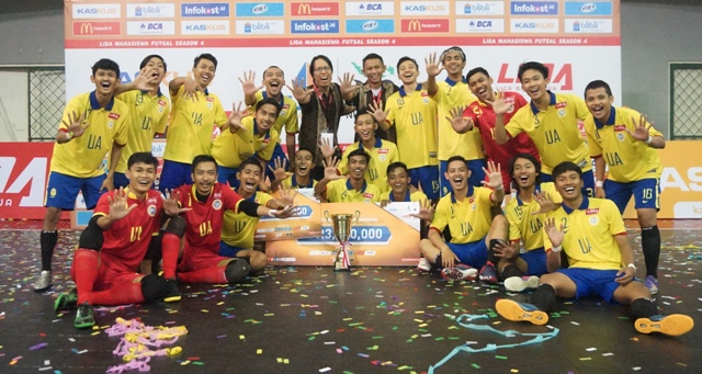 putra-unair-juara-lima-futsal-cjyc-dan-nc_20161013_121612.jpg