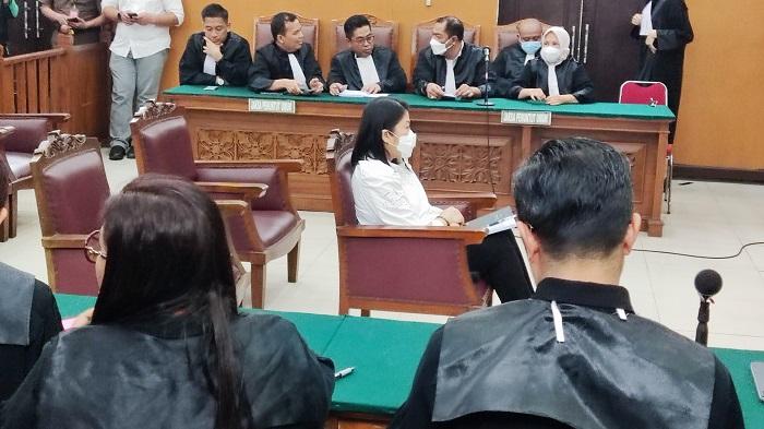 putri-candrawathi-dalam-sidang-beragenda-duplik-12.jpg
