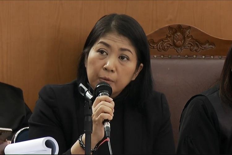 putri-candrawathi-jalani-persidangan.jpg