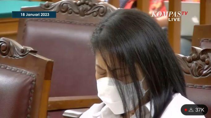 putri-candrawathi-merem-saat-tuntutan.jpg