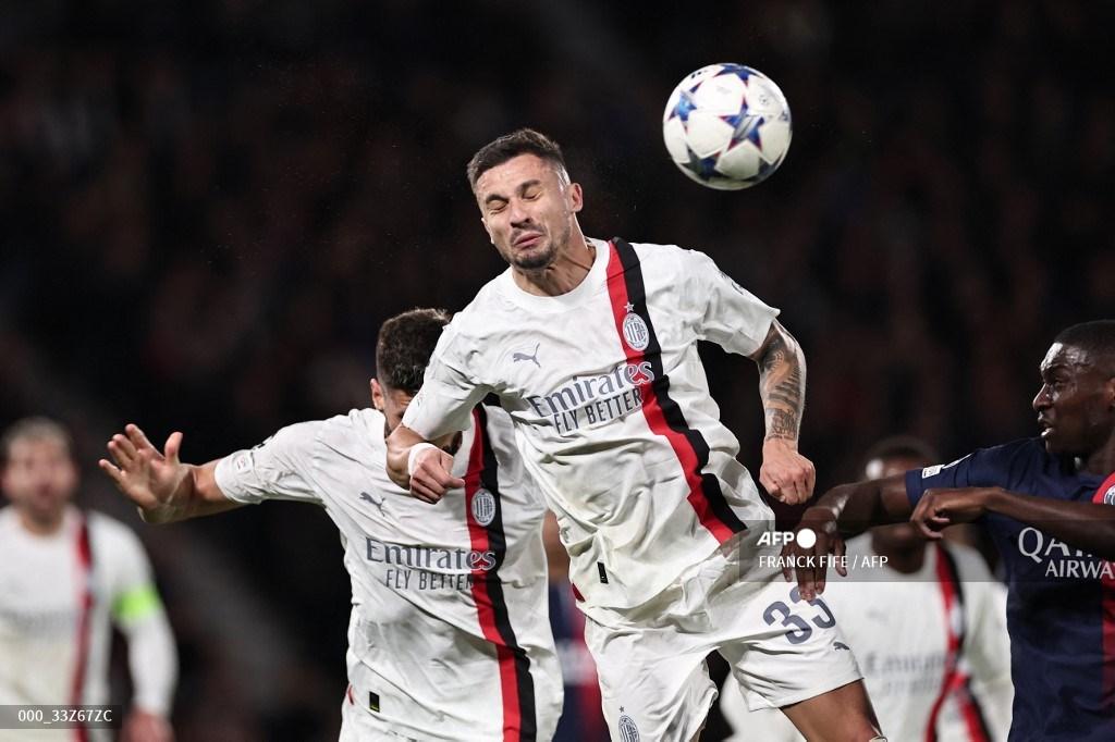 rade-krunic-berebut-bola-udara-dengan-pemain-paris-saint-germain.jpg