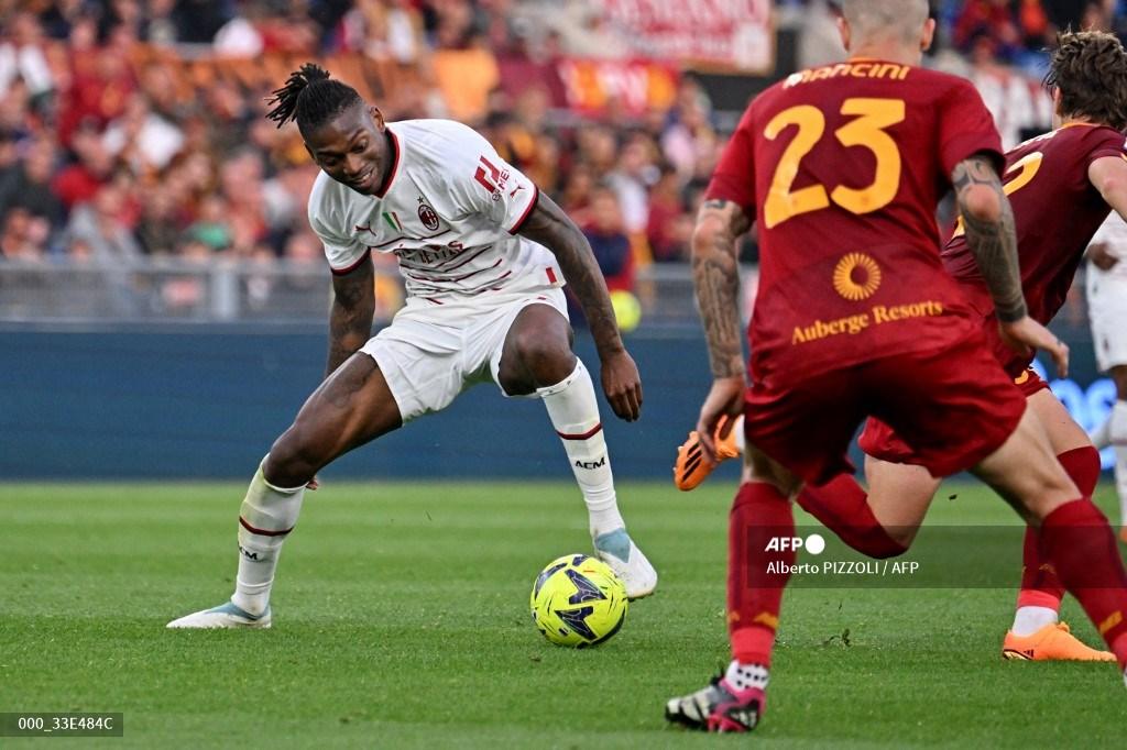 rafael-leao-mengontrol-bola-dikawal-pemain-ac-milan.jpg