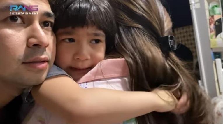 rafathar-nangis-hingga-minta-gendong-sang-mama-karena-kesal-dengan-baim-wong.jpg