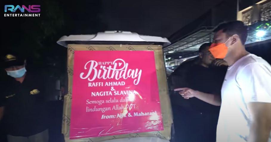 raffi-ahmad-dan-nagita-slavina-dibuat-terkejut-dengan-kedatangan-truk-besar-bermuatan-hadiah.jpg
