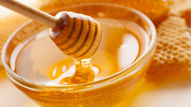 10 Cara Alami untuk Meredakan Batuk: Kumur Air Garam hingga Minum Madu