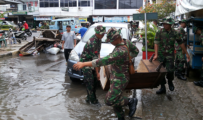 raider-kodam-ii-sriwijaya-evakuasi-korban-banjir-pangkalpinang_20160210_195859.jpg