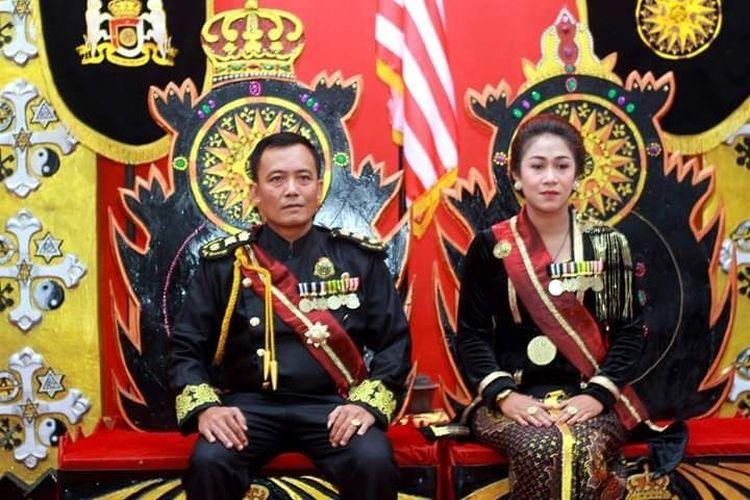 raja-keraton-agung-sejagat-toto-santoso-dan-sang-ratu-fanni-aminadia.jpg