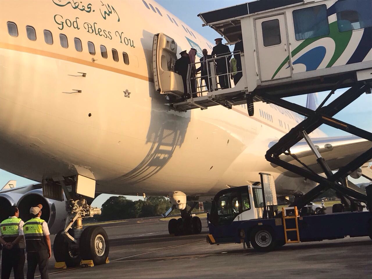 raja-salman-liburan-ke-bali_20170306_110256.jpg