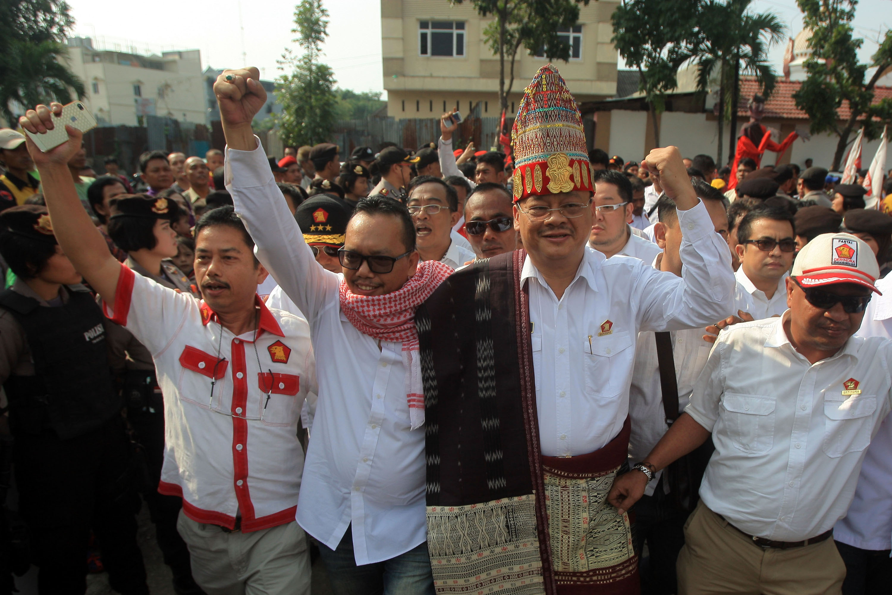 ramadhan-pohan-dan-eddie-kusuma-mendaftar-balon-wali-kota-medan_20150728_181632.jpg