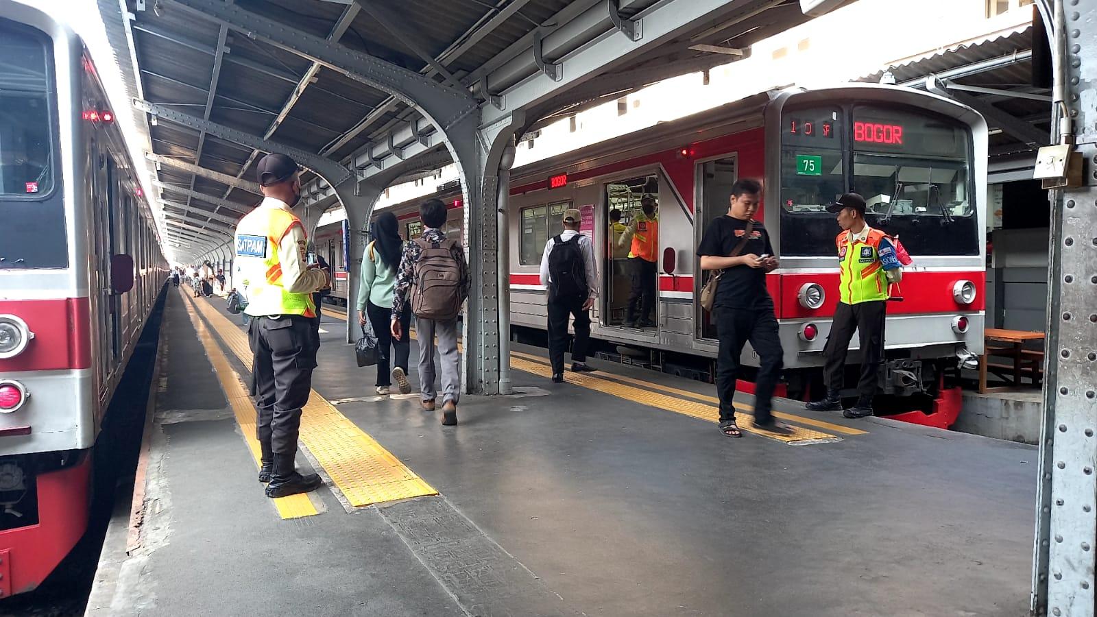 KRL Commuter Line Hari Ini Beroperasi Normal Pengamanan Stasiun Diperketat