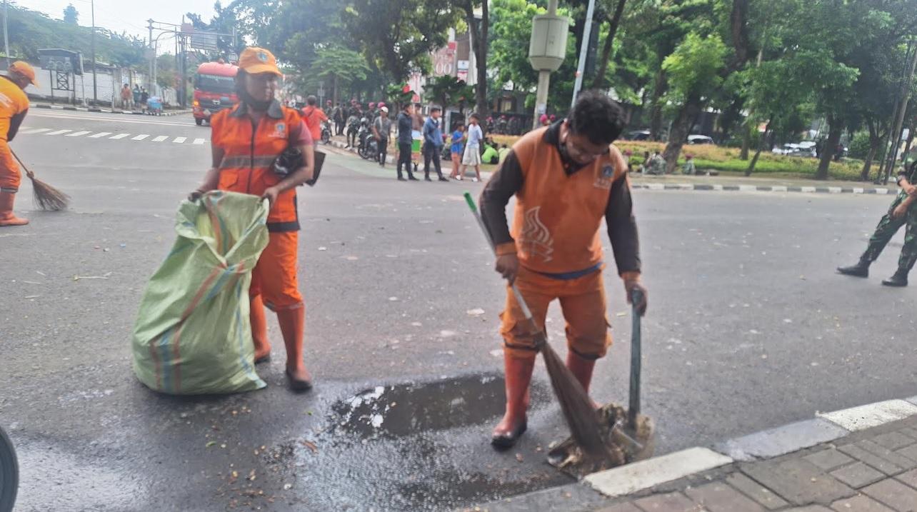 Perjuangan Pasukan Oranye Bersihkan Puing-puing Bekas Demo Rusuh di Kwitang, Mata Masih Perih