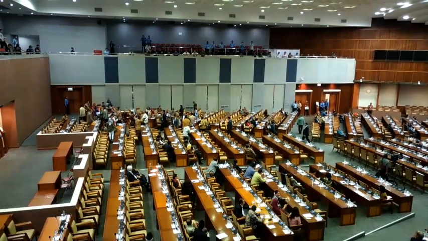 rapat-paripurna-setujui-hak-angket-kpk-fraksi-gerindra-walk-out_20170428_172614.jpg