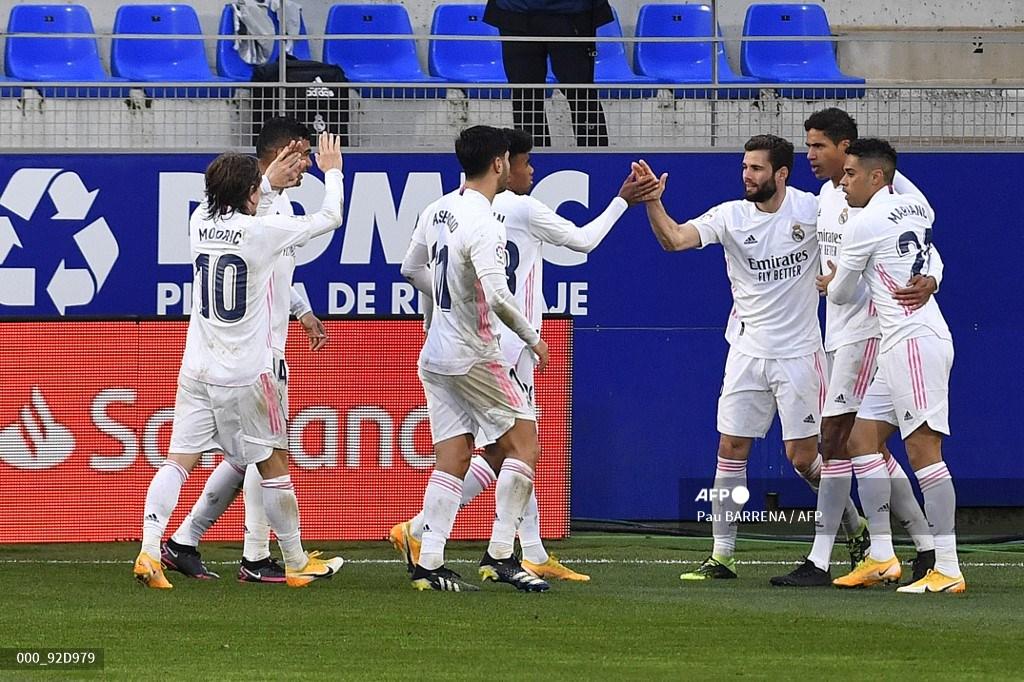 raphael-varane-2ndr-merayakan-bersama-rekan-satu-tim-setelah-mencetak-gol-kedua.jpg