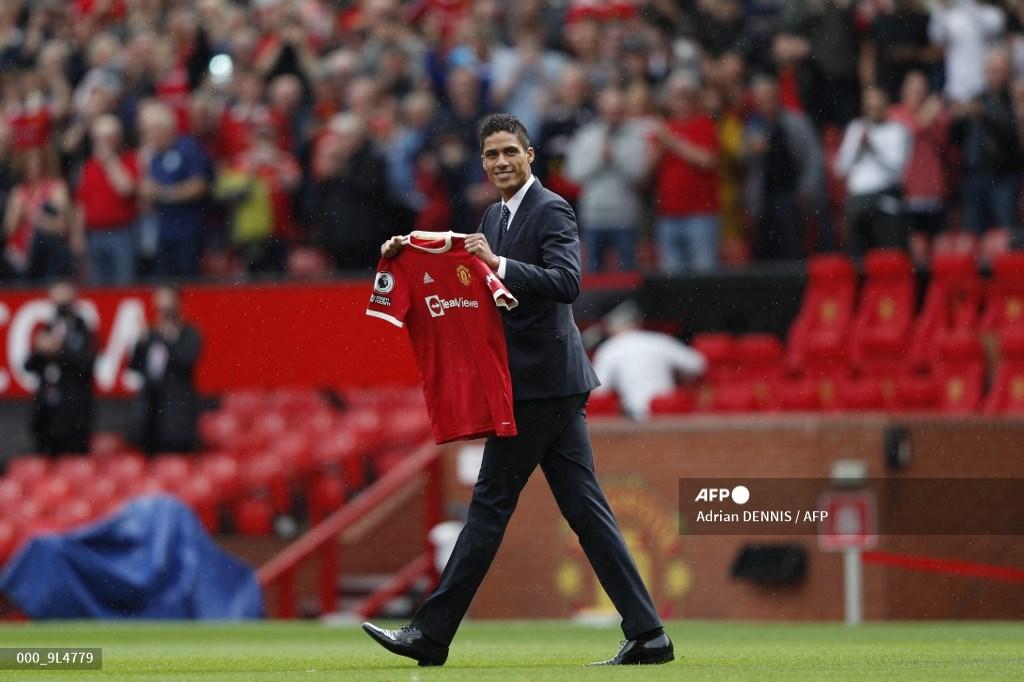 raphael-varane-dari-manchester-united-disajikan-kepada-para-penggemar.jpg