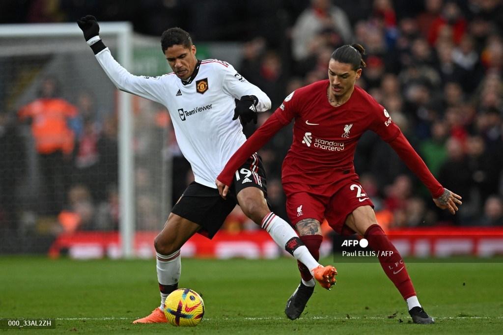 raphael-varane-kiri-bersaing-dengan-penyerang-liverpool-darwin-nunez.jpg