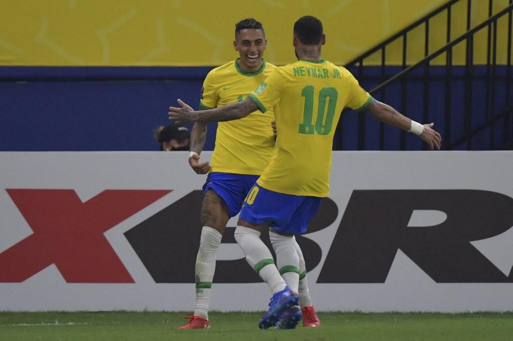 raphinha-brasil-kiri-merayakan-dengan-neymar-setelah-mencetak-gol-melawan-uruguay.jpg