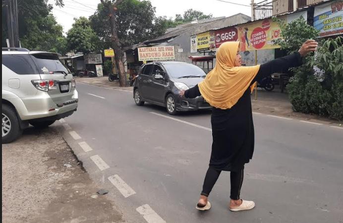 ratih-jadi-tukang-parkir.jpg