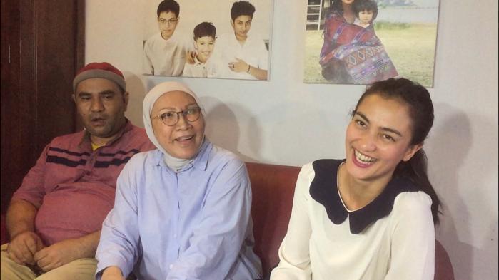 ratna-sarumpaet-dan-atiqah-di-kampung-melayu.jpg
