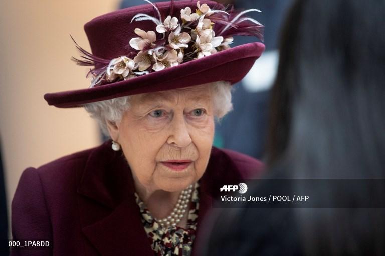 ratu-inggris-elizabeth-ii-berbicara-dengan-petugas-mi5.jpg