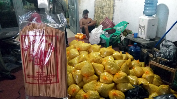 ratusan-bungkus-mi-kuning-berbahan-soda-api_20161109_123534.jpg