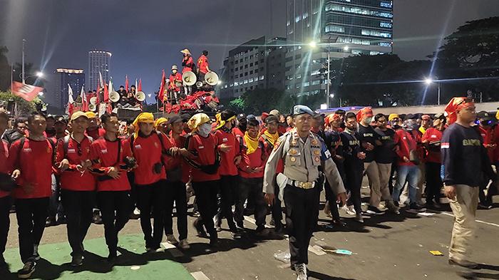 ratusan-buruh-akhirnya-membubarkan-diri-usai-sempat-bertahan-dua-jam.jpg