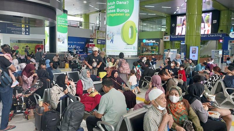ratusan-calon-penumpang-nih3.jpg