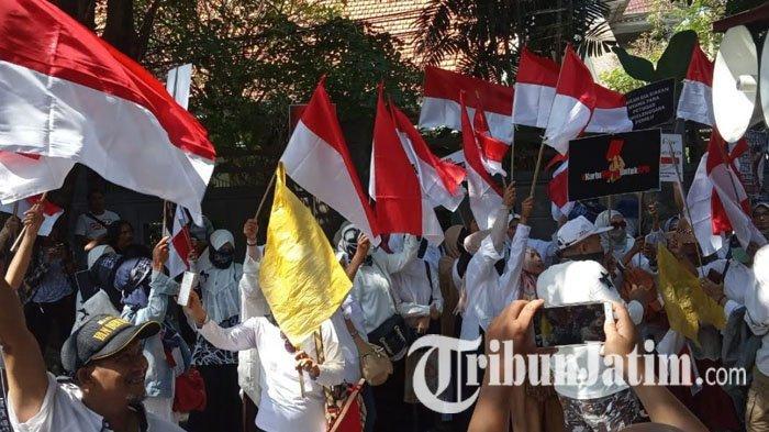 ratusan-massa-aksi-ratu-adil-2019-geruduk-kantor-bawaslu-jatim.jpg