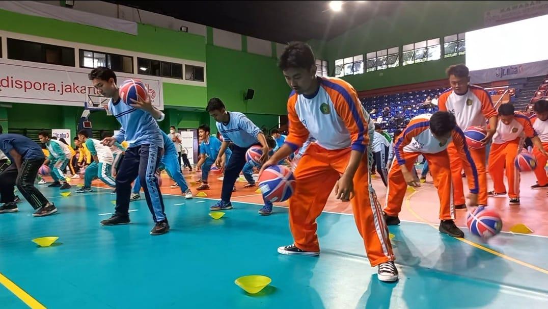 ratusan-murid-madrasah-saat-mengikuti-jr-nba-coaches.jpg