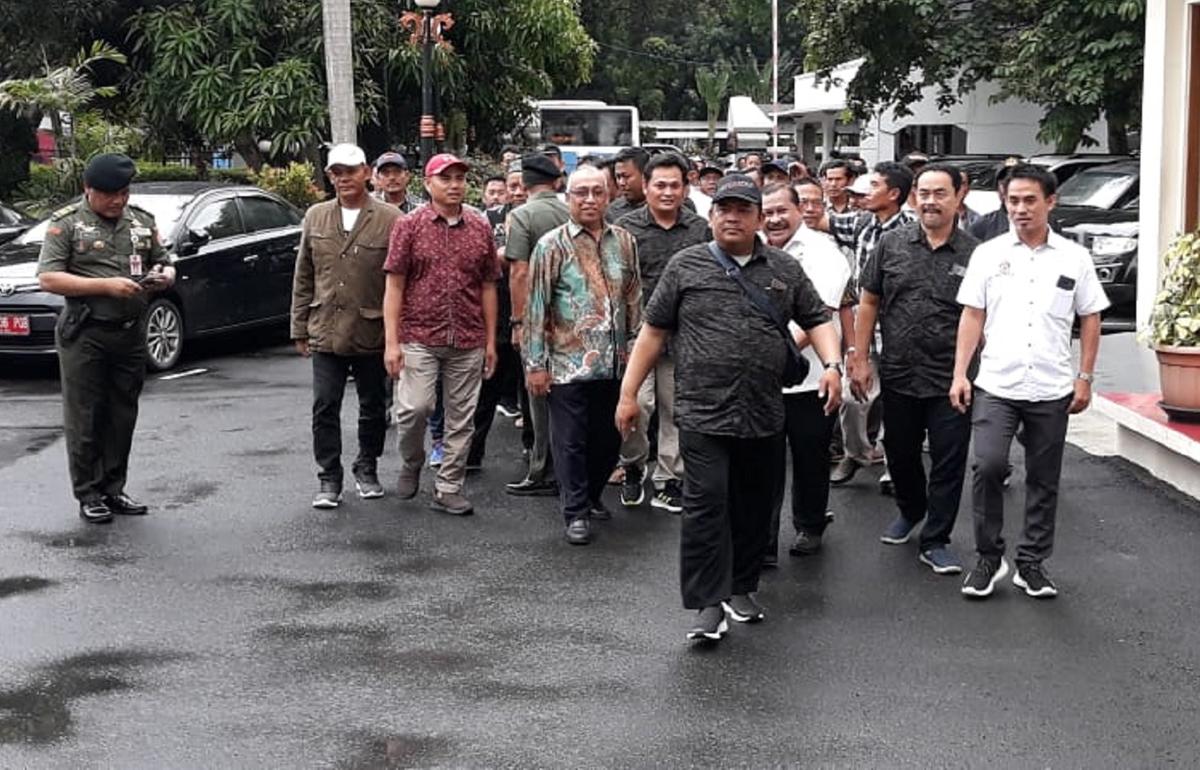 ratusan-nelayan-perairan-natuna-terlihat-mendatangi-kantor.jpg