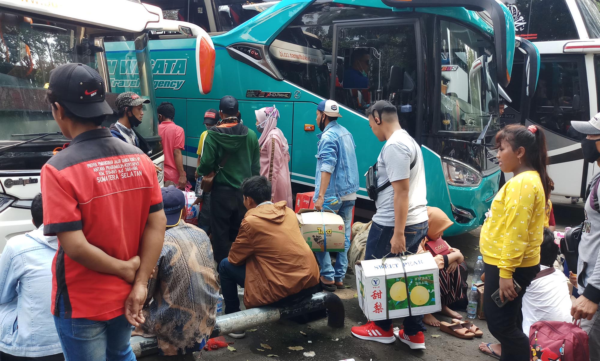ratusan-pemudik-menumpuk-di-terminal-poris-tangerang_20200423_221327.jpg