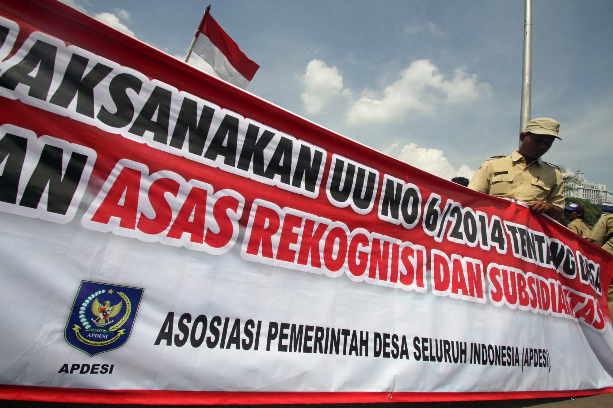ratusan-perangkat-desa-demo-di-depan-istana_20150527_173908.jpg