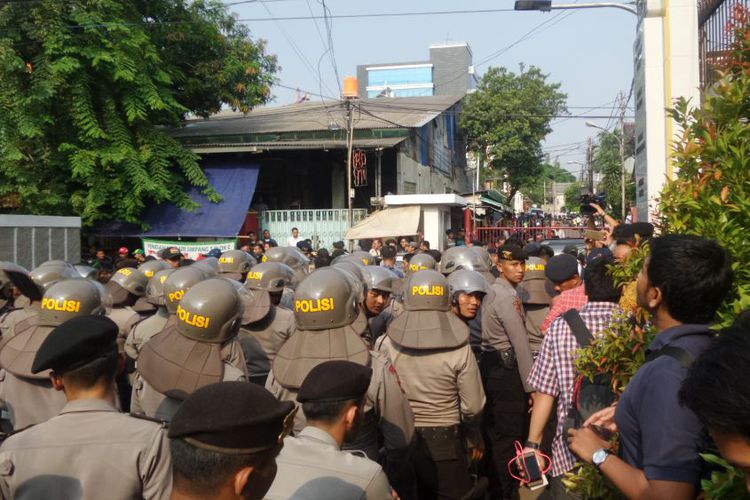 ratusan-personel-polri-dengan-tameng_20171011_182039.jpg