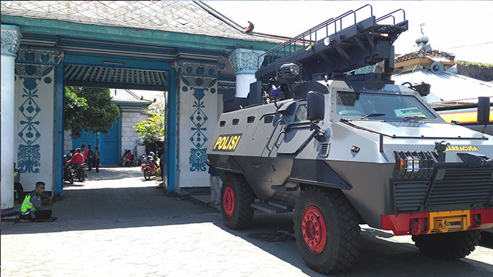ratusan-polisi-kepung-keraton-solo-baracuda-hingga-truk-brimob-disiagakan_20170415_210336.jpg